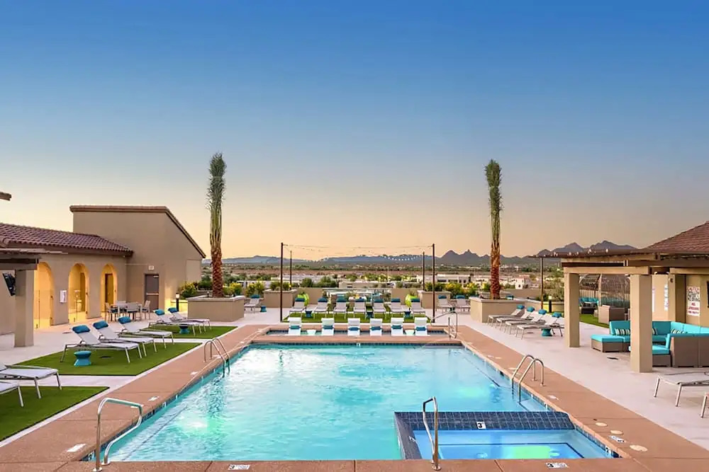 Rooftop Pool, Views, Close to Shops & Dining C4427