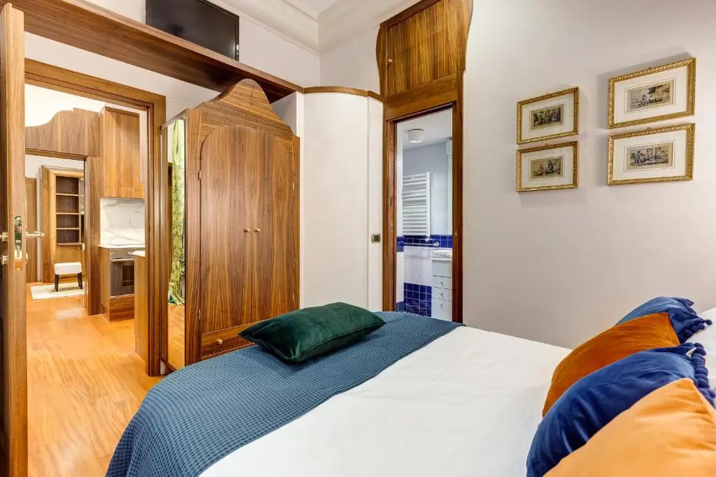Pantheon Antique Suite
