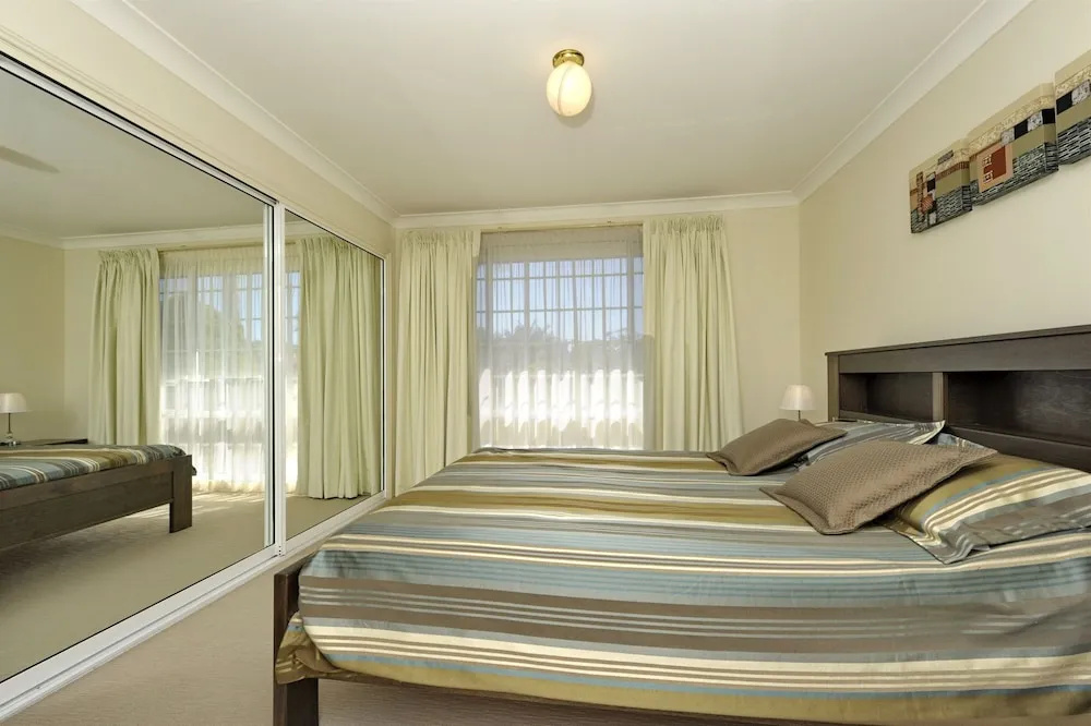 Reef Close, 1/2