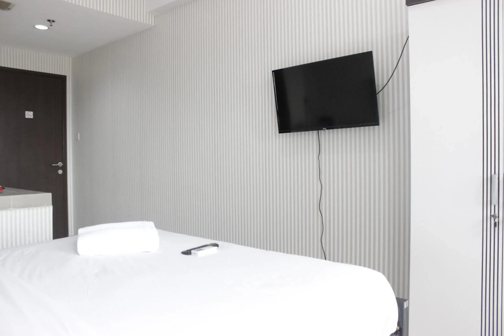Chic and Comfy Studio Room at Mekarwangi Square Apartment Cibaduyut by Travelio