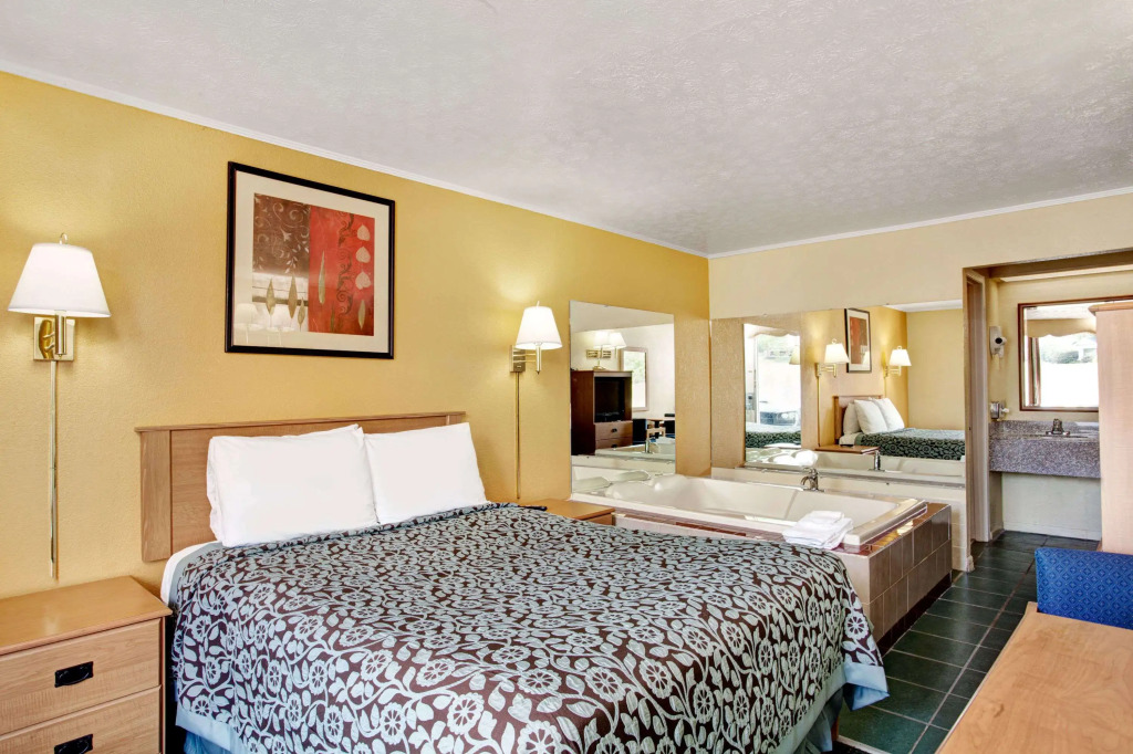 Days Inn by Wyndham Knoxville West