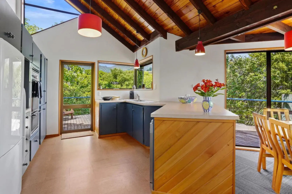 The Tree House - Akaroa Holiday Home