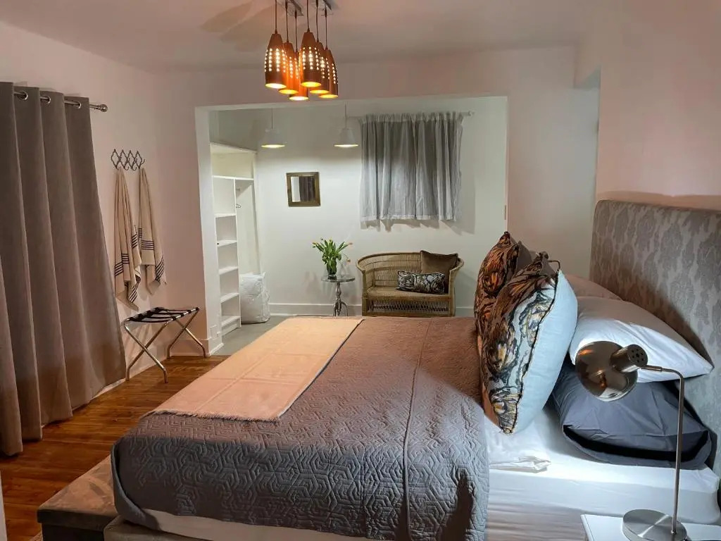 Spacious, light-filled BnB on 4th