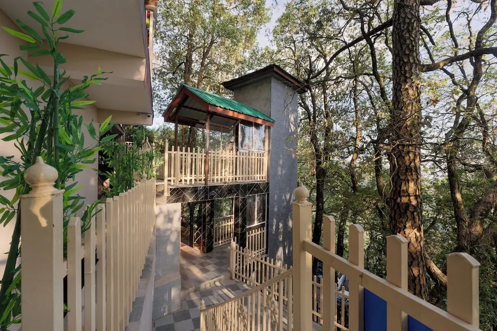 Regenta Place Dalhousie Just 500 Meters Walkable from Mall Road