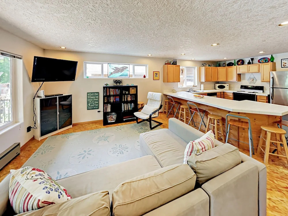 4br W/ Deck - Steps To The Beach! 4 Bedroom Home