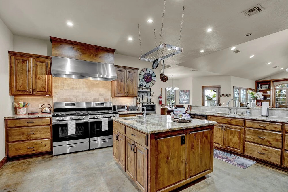 New Hill Country Dream House With Pool Table and Firepit and Gameshed