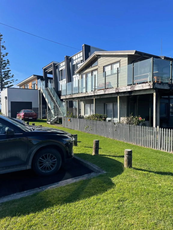 The White Haus - Waihi Beach Upstairs Holiday Unit