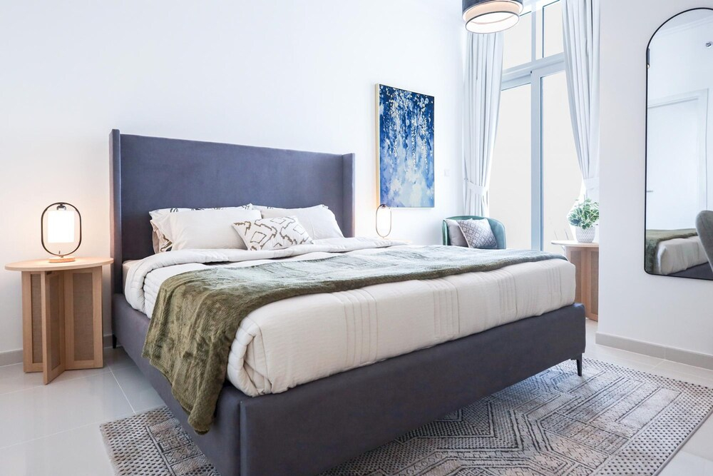 Elite LUX Holiday Homes - Serene Golf View Living 1 BHK in Damac Hills Dubai