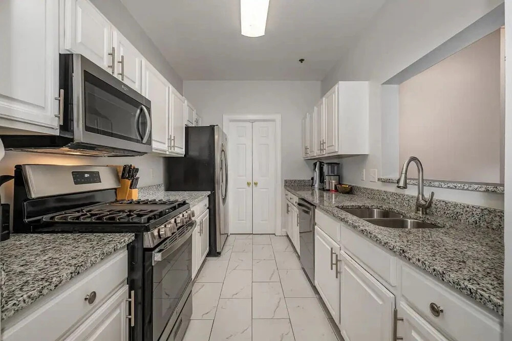 Sleek & Stylish Condo In Southpark 3 Bedroom Home by RedAwning