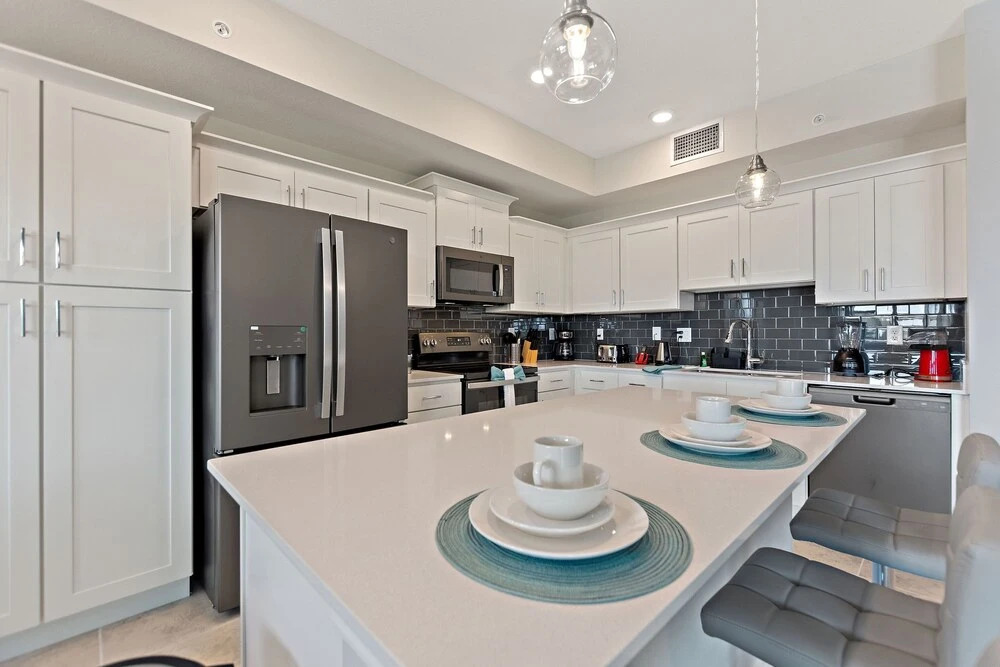 Sweet Suite Sleeps 6 Storey Lake by Shine Villas apts