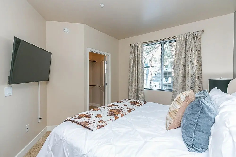 Upscale 2 BR King, Walk to Shops & Dining w/Parking (4036)