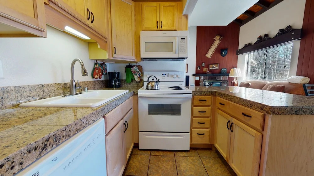 La Vista Blanc 44 Cozy Mountain Home with Fireplace, Close to Meadow and Creek by RedAwning