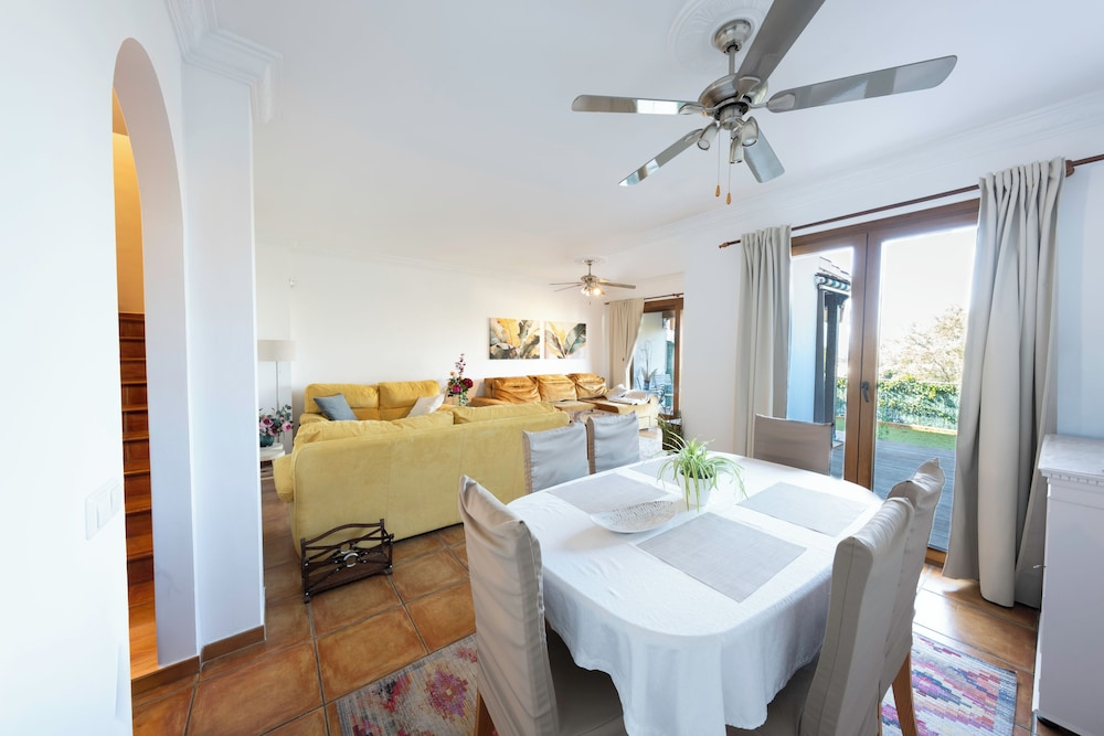 Spacious 4BR Townhouse - Rooftop Terrace
