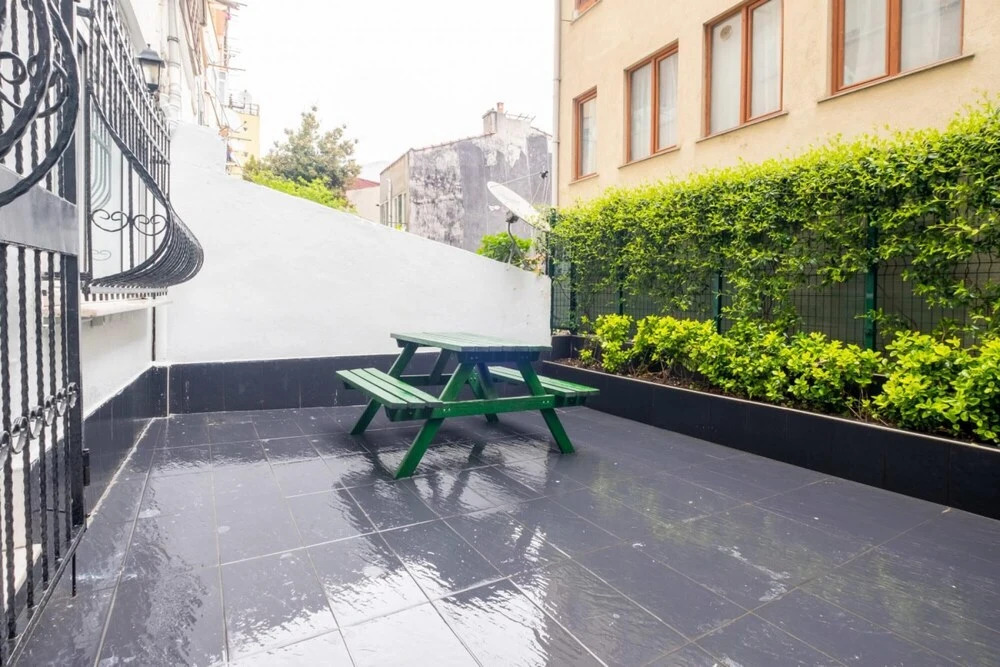 Home With Private Garden Close to Osmanbey Metro