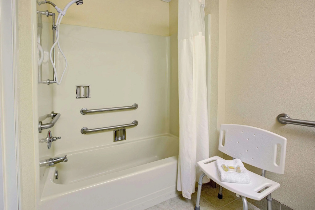 Days Inn & Suites by Wyndham Hickory