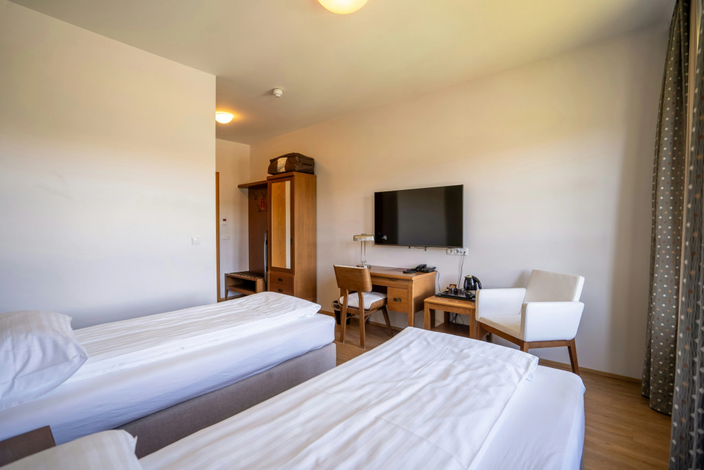 Gistihúsið - Lake Hotel Egilsstadir