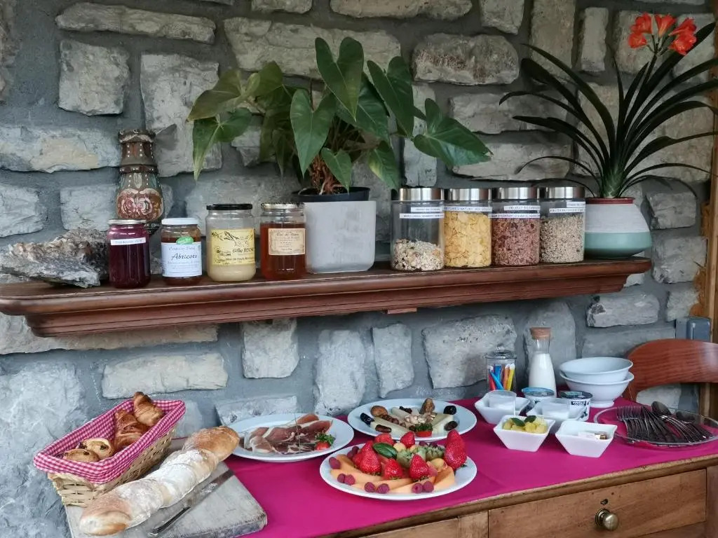 Chalet la Cachette Cyclists Skiers