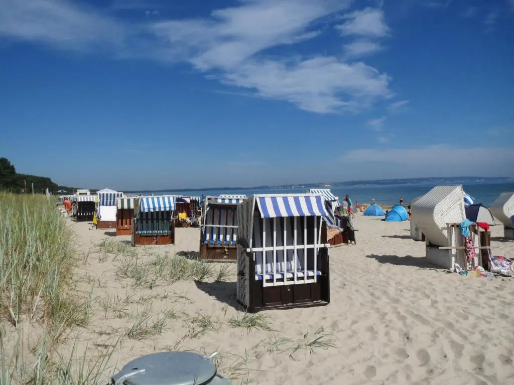 FeWo direkt am Strand , mit Balkon und seitlichem Meerblick, Haus Strelasund, Binz