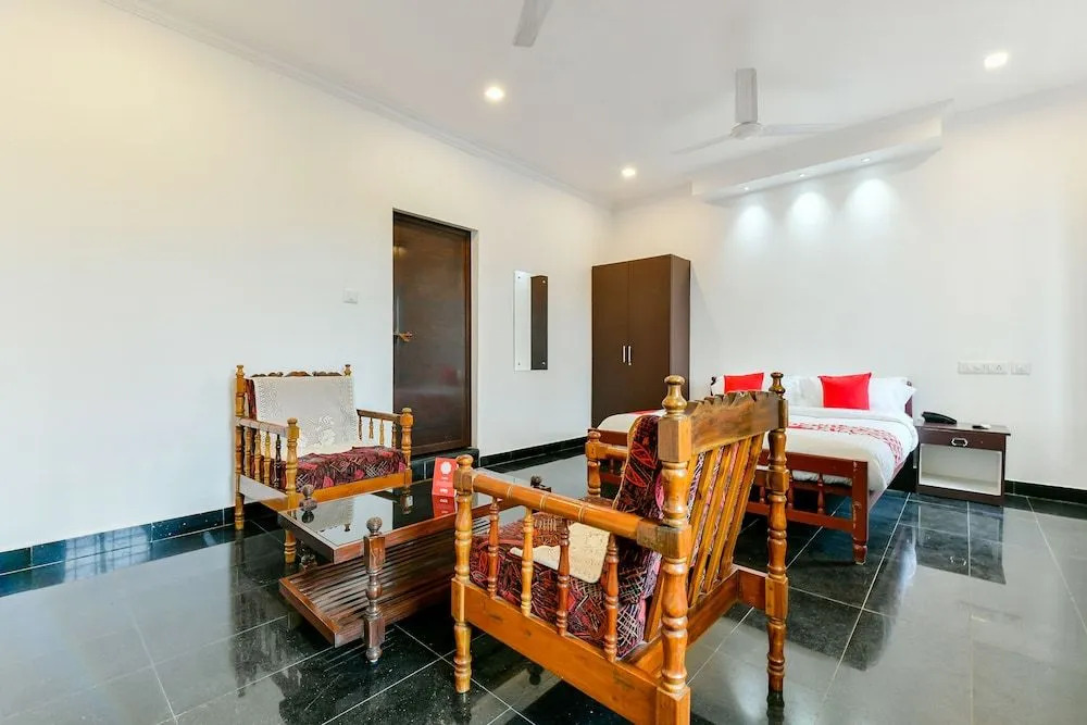 OYO 23106 Vattekad Tourist Home