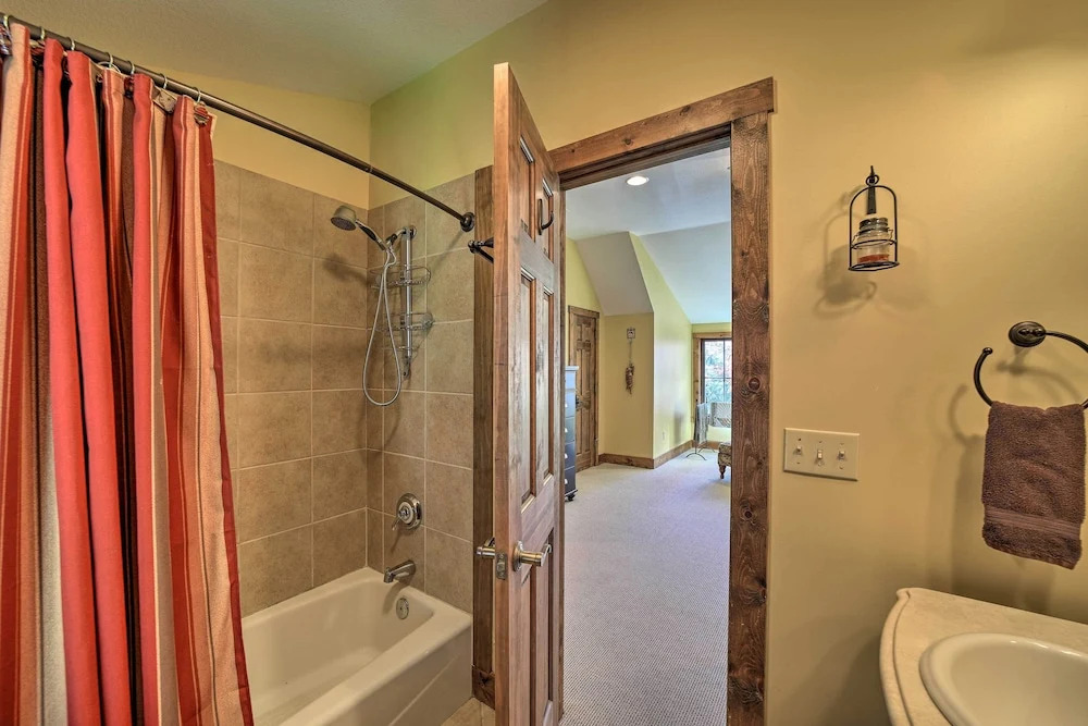 Luxe Lodge Near Smoky Mountains: Views & Hot Tub!