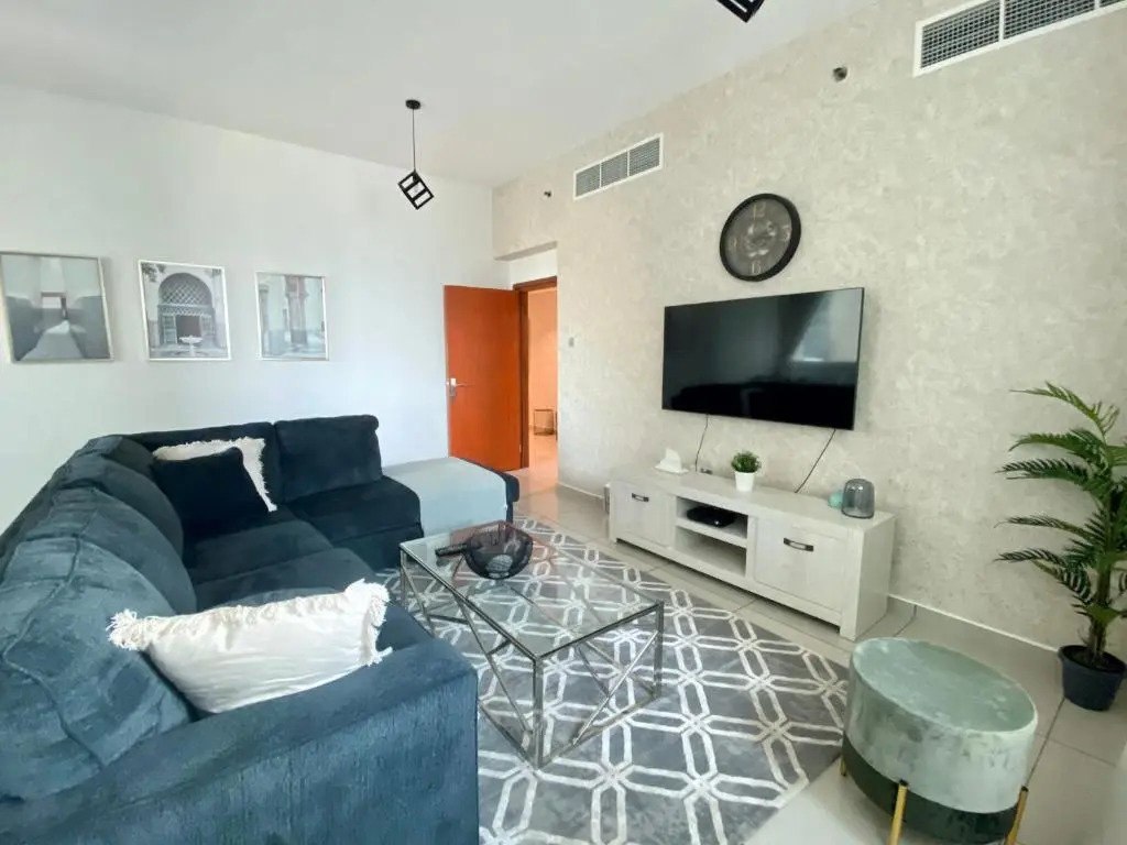 MP12 - Luxurious 2BR in Marina Pinnacle Tower