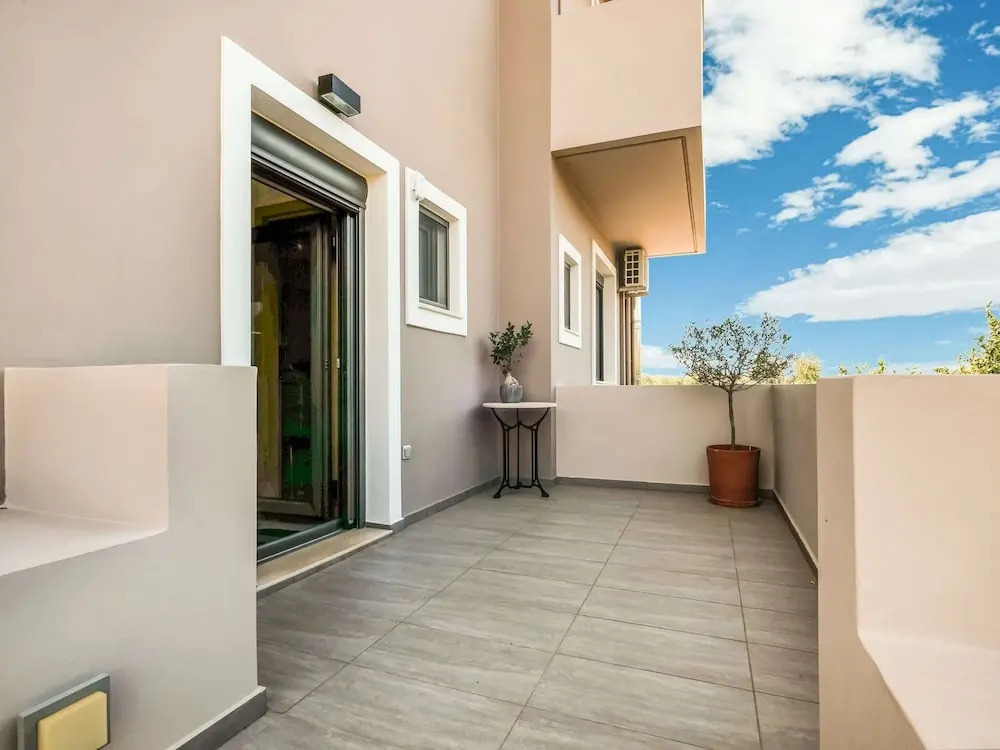 Beautiful Villa in Adelianos Kampos With Pool