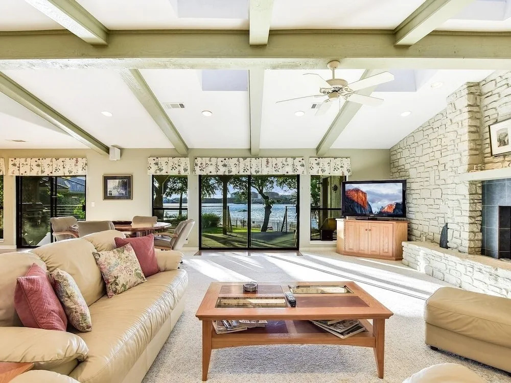 Waterfront In Semi-private Cove - Great Views 4 Bedroom Home