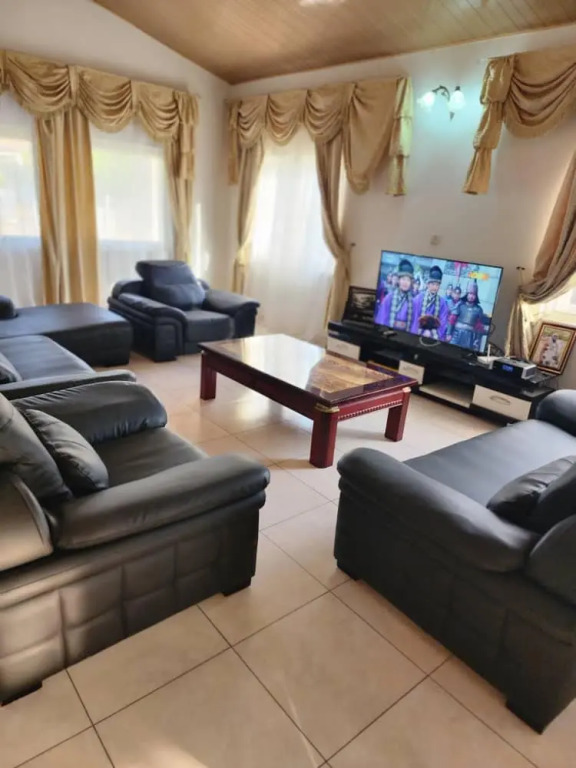 3 Bed House - Sleeps 9 - Pets - Garden - Parking