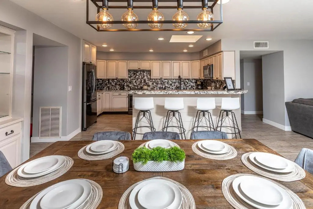 NEW - Havasunny Stay - Sleeps 16, Pool, Spa, Game Room, Fire Pit, Sunsets, Near Lake