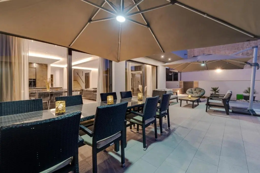 Villa Lady Maris with heated private pool, 5 en-suite bedrooms, 70m from beach
