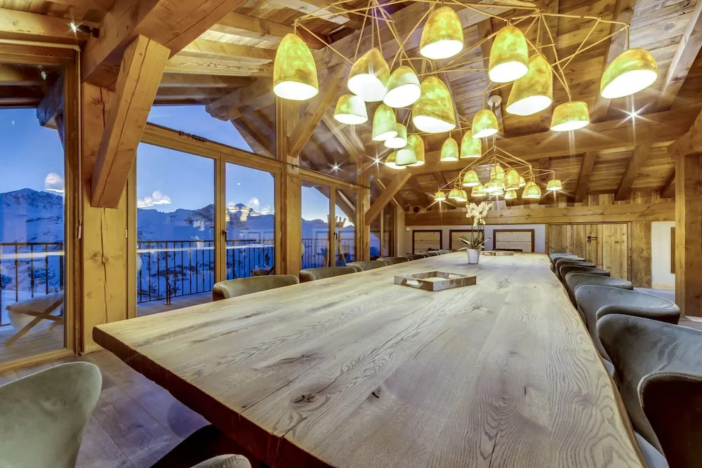 Luxury 8 bedrooms apartment, 380 sq.m. at 2551m. altitude