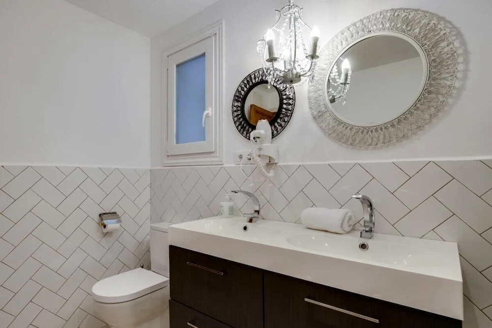 Cosy 3 Bed 2 Bath in Vibrant Eixample, Near Metro