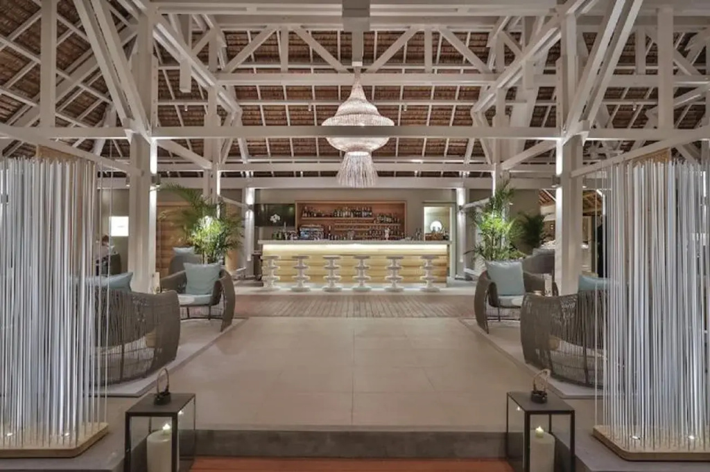 The Bay Club at Anahita