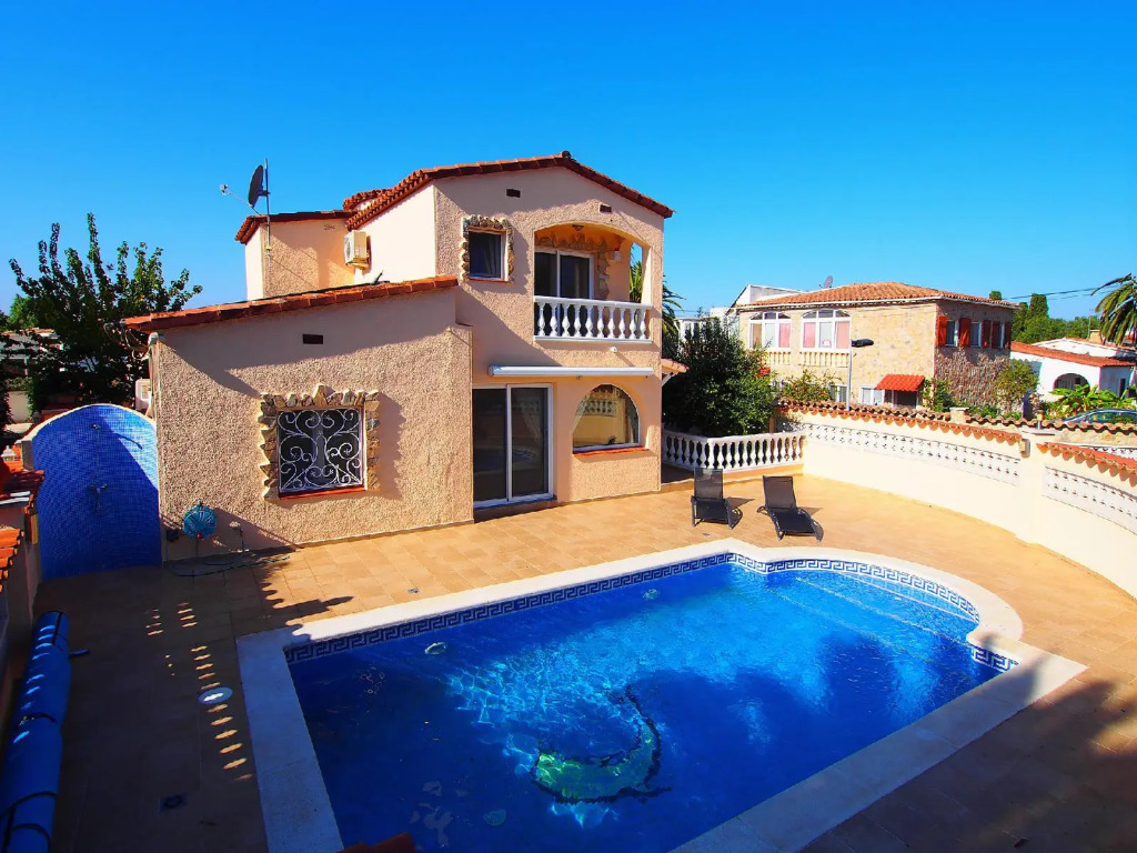 Requesens 166 - Three Bedroom