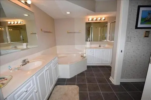 1005 North Tower Condo