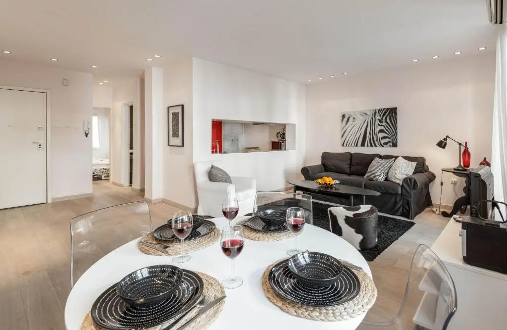 Stylish white 4 ppl apartment in City center