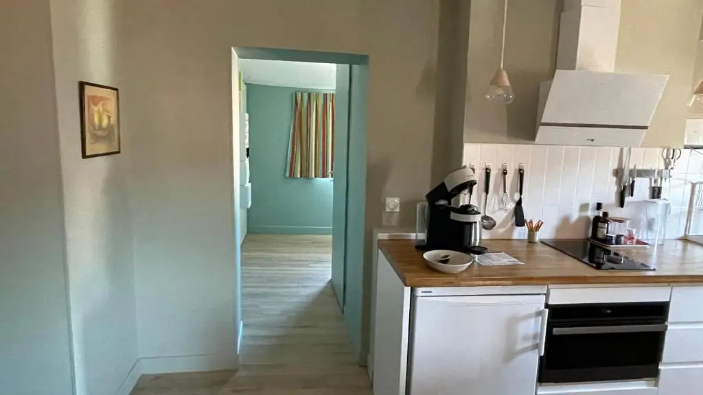 Au cœur du vieux Toulon au calme appartement rénové climatisé confortable étage élevé avec ascenseur proche parking et toutes commodités