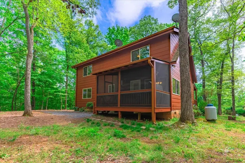Firefly-pristine Mountain Cabin With hot tub Screened Porch Fire pit Wifi