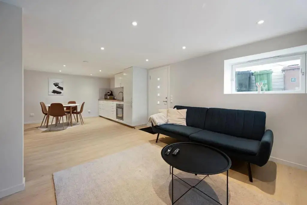 Practical Basement Apt with all home comforts close to City Centre