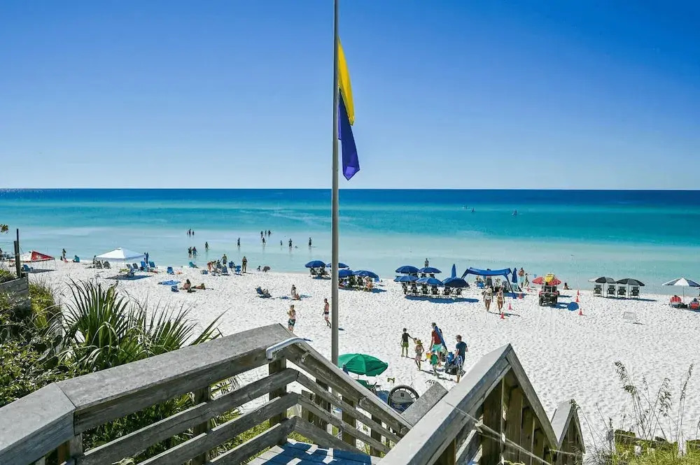 Emerald Paradise 2 Blocks to Beach Rooftop Patio + Pool Access Sleeps 10