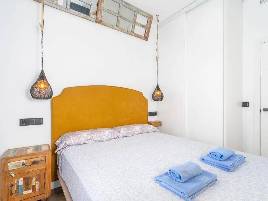 Apartamentos LOLA y MANUELA en primera línea playa Carihuela con excelente Terraza-jardin de 80 m2 frente al Mar con aparcamiento privado Ideal para descansar oyendo las olas del Mar