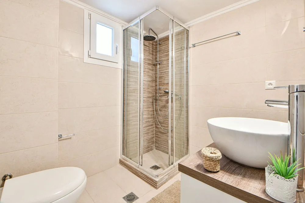 Fresh & renovated apartment next to metro station