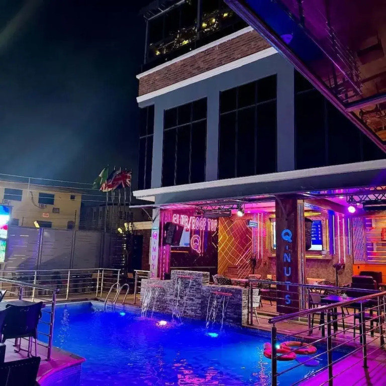 Q Nuts Lounge And Suites