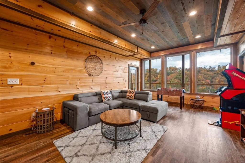 2021 Cabin - Gorgeous Fall Views, GameRm, HotTub, Xbox, Bears, Gatlinburg 10min & Ober 5min