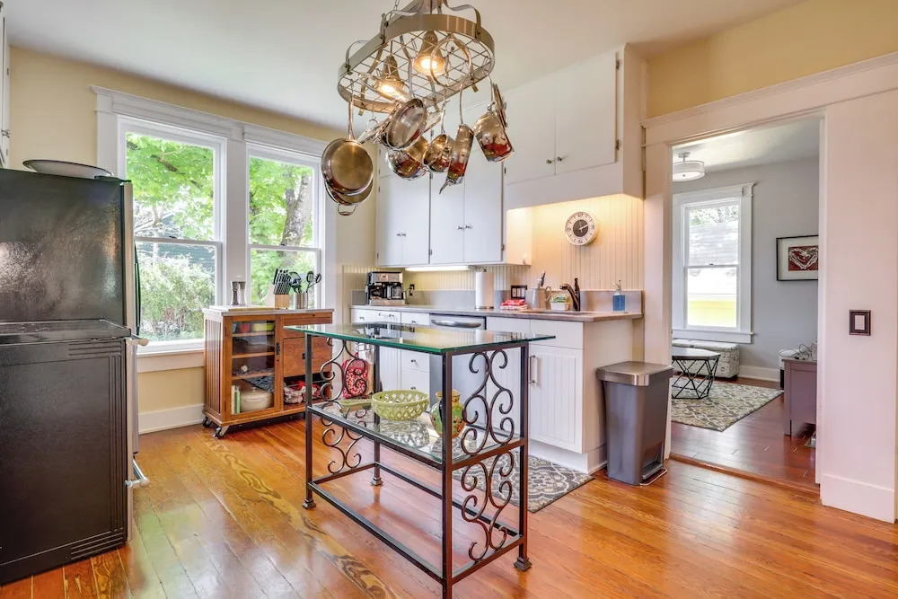 Historic Home Near Downtown Salem: Walk to Capitol