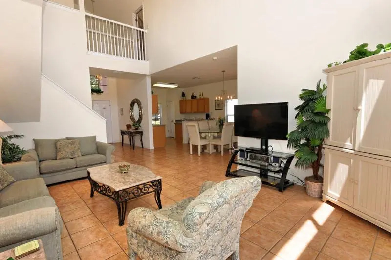 546 Windsor Place, the Abbey 5 Bedrooms, +3 Bath
