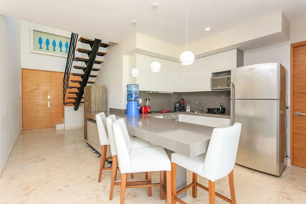 A-Nah Apartments, Rooftop Pool, walking distance to 5th avenue
