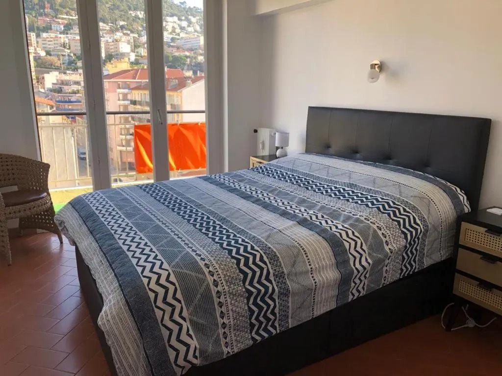 F4 120 m2 10 minutes à pieds du vieux nice
