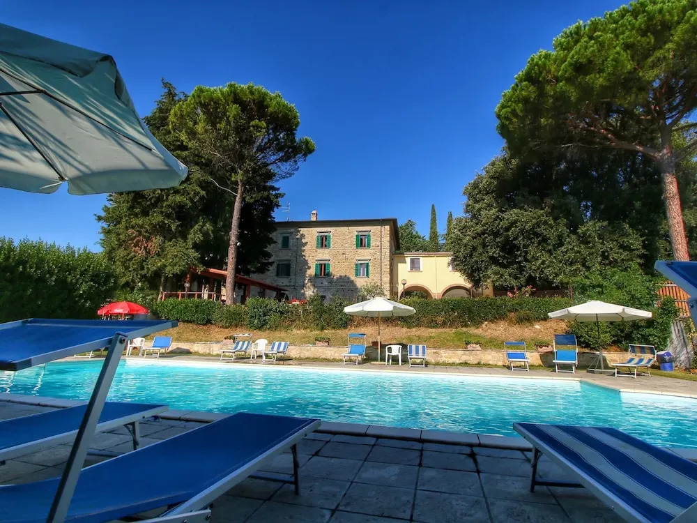 Stunning Farmhouse with Swimming Pool & Hot Tub in Umbria