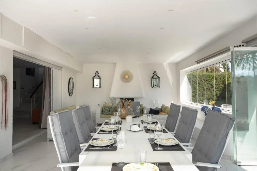 Villa encantadora junto a la playa en Los Monteros con seguridad 24 horas